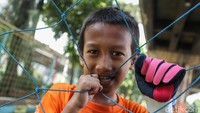 Lapangan sederhana ini juga dilengkapi jaring agar bola tak keluar dari arena lapangan.