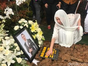 Tujuh Harian Ashraf, Bunga Citra Lestari Masih Berduka