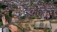 Banjir di salah satu kompleks perumahan di Tenbury Wells. Steve Parsons/PA via AP.