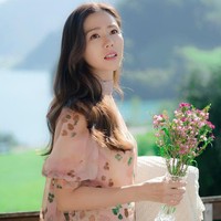Kecantikan Son Ye Jin tak perlu diragukan lagi. Pemain Crash Landing on You itu dinilai punya kecantikan klasik yang tidak memudar sejak awal debutnya.
