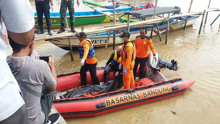 Petugas evakusi jenazah bocah yang hanyut di sungai
