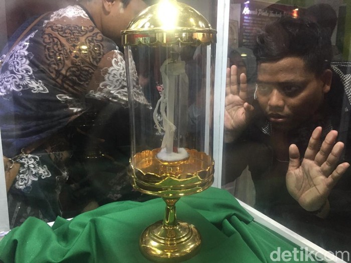 Antusias warga Banten untuk melihat artifak peninggalan Nabi Muhammad begitu besar. Ribuan warga memadati Museum Situs Kepurbakalaan di Komplek Kesultanan Banten.