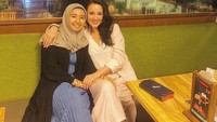 Ini bukan momen kuliner Laudya Cynthia Bella bersama suaminya melainkan kerabatnya di dunia kerja. Ia sepertinya sedang membahas film yang dibintangi olehnya tersebut. Foto: Instagram @laudyacynthiabella
