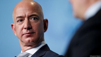 Jeff Bezos antara 18 Maret sampai 4 Juni 2020 kekayaannya bertambah USD 36,2 miliar menjadi USD 149 miliar. Amazon yang dikendalikannya makin laris lantaran banyak yang belanja online di rumah saat lockdown. Foto: DW (News)