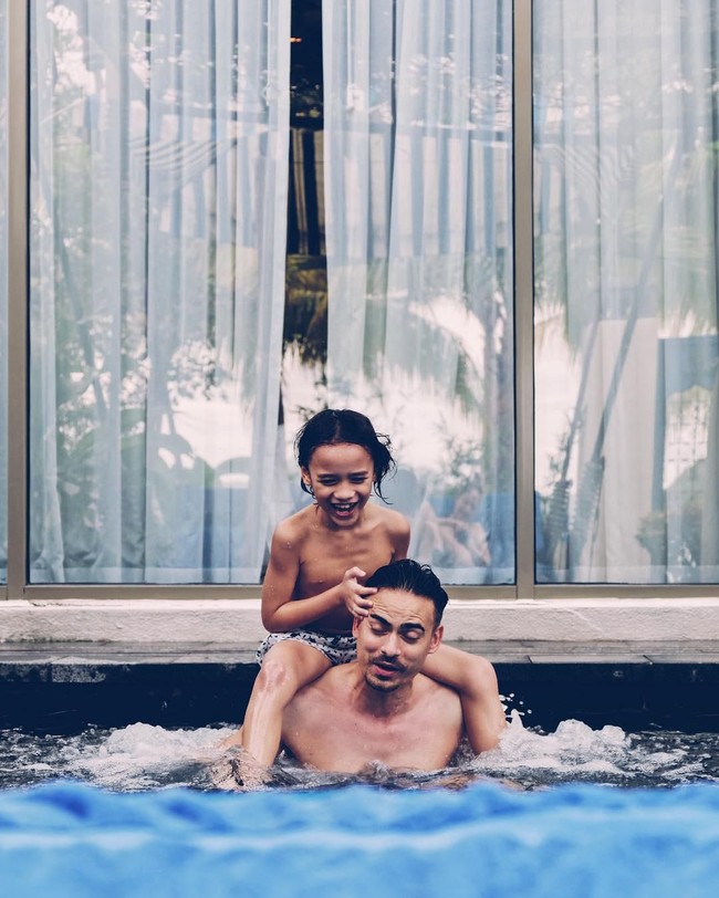 May I have the strength to carry you on my shoulders until you realize your own to carry the world on yours. #fatherandson #farherhood #family #love #proud #father #ashrafsinclair #noahaidansinclair #bclsinclair, tulis Ashraf di keterangan foto yang memperlihatkan momen dia menggendong Noah di pundaknya. Foto: Dok. Instagram @ashrafsinclair