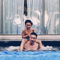 May I have the strength to carry you on my shoulders until you realize your own to carry the world on yours. #fatherandson #farherhood #family #love #proud #father #ashrafsinclair #noahaidansinclair #bclsinclair, tulis Ashraf di keterangan foto yang memperlihatkan momen dia menggendong Noah di pundaknya. Foto: Dok. Instagram @ashrafsinclair