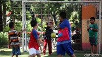 Seorang kiper mengarahkan temen-temennya untuk menyerang.