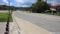 Menariknya lagi, sirkuit yang dibangun dengan konsep sirkuit terbuka ini juga dapat dimanfaatkan sebagai jalan kawasan bila tak ada agenda balapan di sirkuit tersebut.
