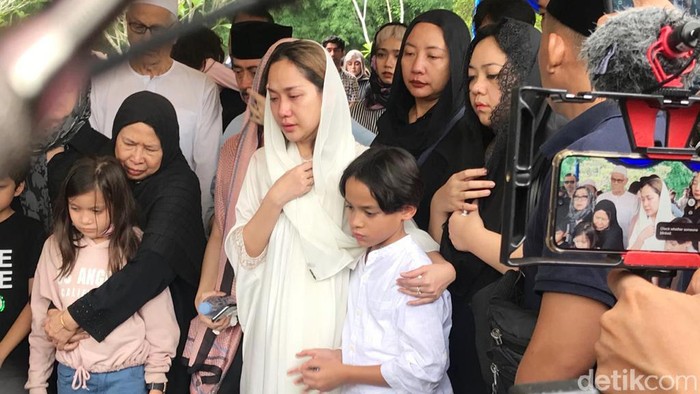 BCL Bunga Citra Lestari di pemakaman Ashraf Sinclair.