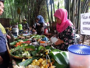 Nikmati Nostalgia Hidup di Desa nan Syahdu di Pasar Tradisional Slumpring