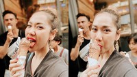 Menghabiskan akhir tahun di Melbourne, keluarga ini kompak menikmati es krim bersama. Tampak BCL, Ashraf dan Noah asyik menjilati es krim di tangannya. Foto: instagram @bclsinclair