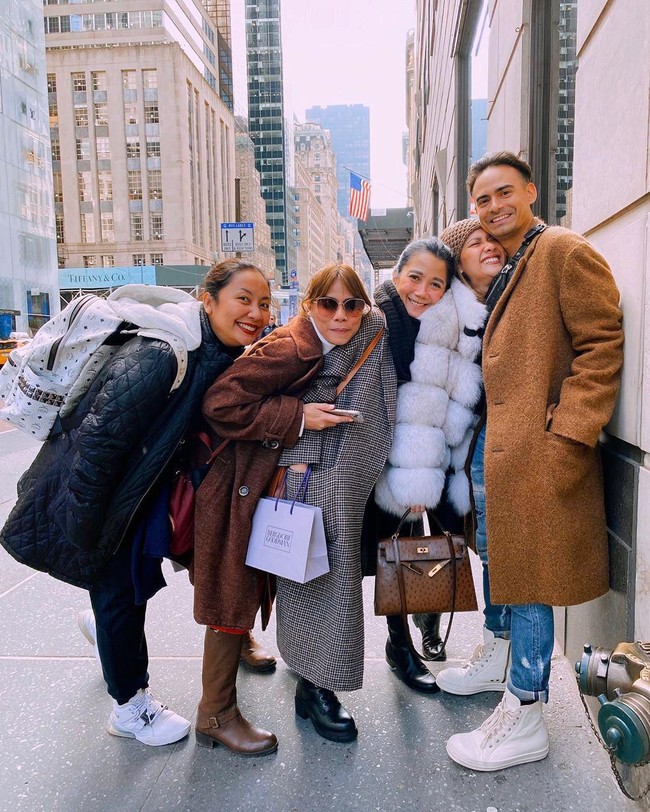 Berfoto di antara gedung-gedung tinggi di New York bersama sejumlah teman, BCL bersandar manja pada Ashraf Sinclair. Foto: Instagram