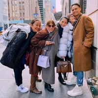Berfoto di antara gedung-gedung tinggi di New York bersama sejumlah teman, BCL bersandar manja pada Ashraf Sinclair. Foto: Instagram
