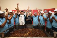 Pecahkan Rekor Dunia, Chef Ini Masak 'Onion Bhaji' Seberat 175 Kilogram!