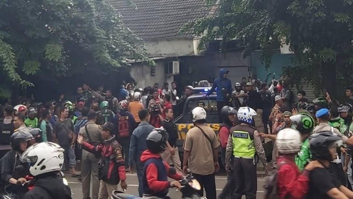 ojek online-debt collector ribut di Rawamangun