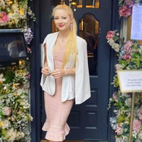 Cecilia Jastrzembska jadi viral setelah video dirinya mengenakan bikini yang dibawa secara paksa oleh polisi tersebar di media sosial. Bintang TV Inggris ini ditangkap polisi setelah berjalan-jalan melewati sebuah masjid dan sekolah di Maafushi, sebuah pulau di Maladewa. Foto: Instagram