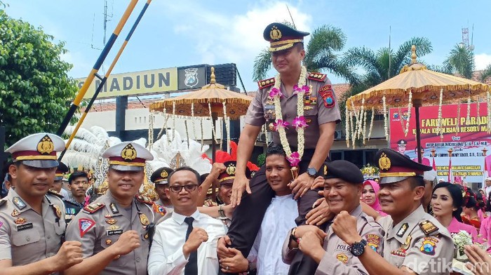 Suasana haru terasa dalam pelepasan Kapolres Madiun AKBP Ruruh Wicaksono. Meski begitu, ada aksi pesilat dan Reog Ponorogo dalam acara tersebut.