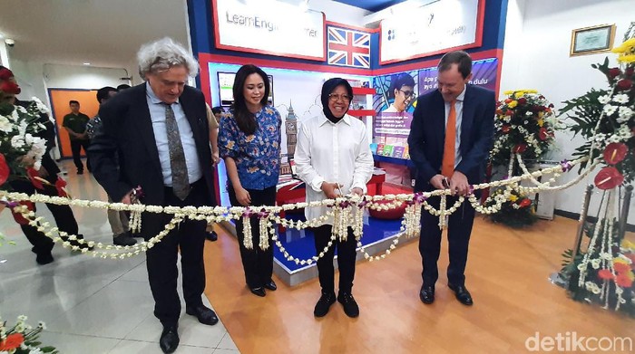 wali kota resmikan english corner