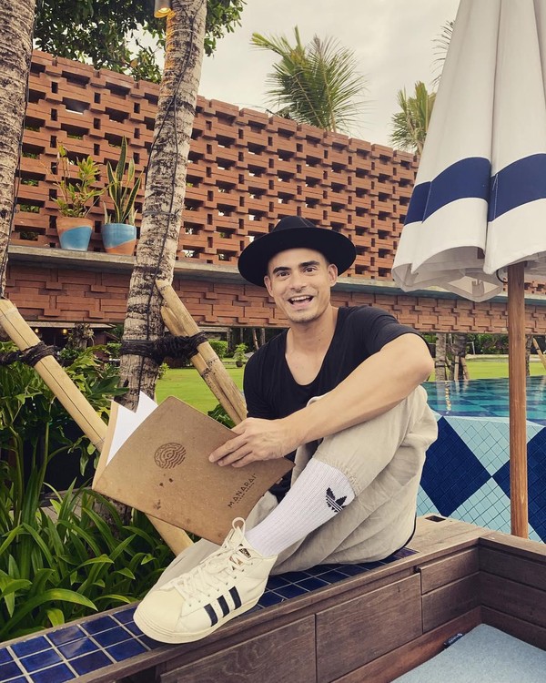 Selain menjelajahi alam, Ashraf juga suka duduk bersantai sambil membaca buku di hotel seperti potretnya ini. (Foto: Instagram @ashrafsinclair) Selain menjelajahi alam, Ashraf juga suka duduk bersantai sambil membaca buku di hotel seperti potretnya ini. (Foto: Instagram @ashrafsinclair)