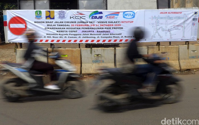 Jl Galaxy I-Cikunir Raya Bekasi Ditutup Imbas Proyek KCIC Jalan Galaxy I hingga Jalan Cikunir Raya Bekasi akan segera ditutup selama 8 bulan. Penutupan jalan itu dilakukan terkait proyek kereta api cepat.