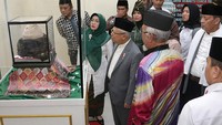 Wakil Presiden Maruf Amin (tengah) didampingi Gubernur Banten Wahidin Halim (kanan) dan rombongan melihat artefak peninggalan Rasulullah SAW dan para sahabat Nabi saat membuka Festival Jelajah Nusantara (FJN) Di Museum Situs Kepurbakalaan Kesultanan Banten, di Serang.