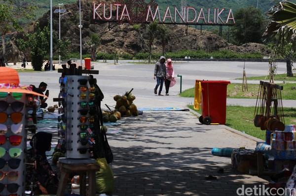 Sirkuit tersebut dibangun di area sekitar Pantai Kuta Mandalika. Penyelenggaraan MotoGP Indonesia 2021 di Sirkuit Mandalika ini pun disebut menjadi salah satu ajang yang paling dinanti. Hal itu tentunya membuat pemerintah Lombok Tengah optimis event tersebut dapat menjadi magnet bagi wisatawan asing dan meningkatkan nilai perekonomian warga di sekitarnya. Sirkuit tersebut dibangun di area sekitar Pantai Kuta Mandalika. Penyelenggaraan MotoGP Indonesia 2021 di Sirkuit Mandalika ini pun disebut menjadi salah satu ajang yang paling dinanti. Hal itu tentunya membuat pemerintah Lombok Tengah optimis event tersebut dapat menjadi magnet bagi wisatawan asing dan meningkatkan nilai perekonomian warga di sekitarnya.