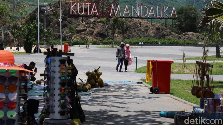 Pantai Kuta Mandalika di Lombok Indonesia terus promosikan MotoGP Mandalika 2021. Penyelenggaraan acara itu diharapkan dapat promosikan Indonesia khususnya NTB di kancah internasional.