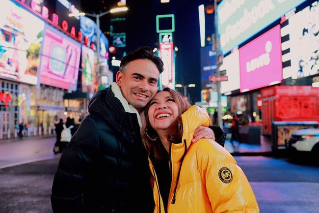 BCL begitu bahagia saat berpose di Times Square, New York bersama Ashraf Sinclair. You and I #bungacitralestari #ashrafsinclair #newyork, tulisnya di keterangan foto.Foto: Instagram @bclsinclair