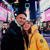 BCL begitu bahagia saat berpose di Times Square, New York bersama Ashraf Sinclair. You and I #bungacitralestari #ashrafsinclair #newyork, tulisnya di keterangan foto.Foto: Instagram @bclsinclair