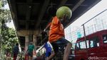 Asyiknya Bermain Sepakbola di Kolong Tol Grogol