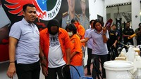 Ketiga pelaku terus menunduk saat dihadirkan dalam rilis. Bahkan salah satu dari mereka menutupi wajahnya dengan baju tahanan.
