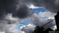 Awan hitam mengelayut di langit Kota Bandung, Jawa Barat, sebelum terjadi hujan.