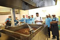 Pecahkan Rekor Dunia, Chef Ini Masak 'Onion Bhaji' Seberat 175 Kilogram!