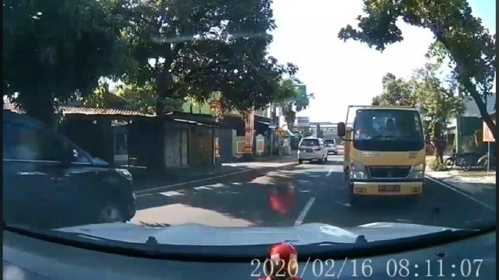Tangkapan layar video viral Mobil Santuy Hadang Truk di Klaten, Selasa (18/2/2020).