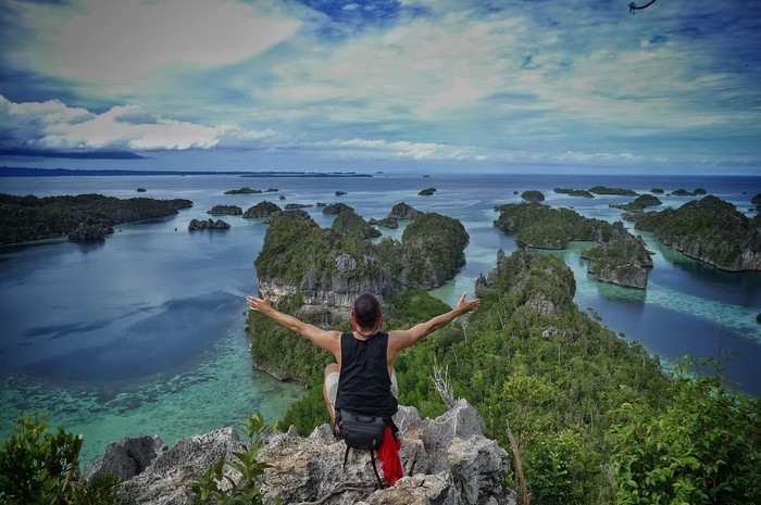 Ashraf dalam Kenangan, Melihat Potret Bahagianya Saat Traveling