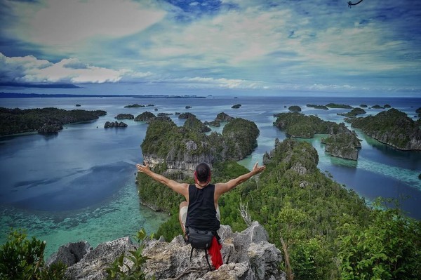 Dilihat detikcom dari Instagram pribadinya @ashrafsinclair, aktor berusia 41 tahun ini sering memposting kegiatannya saat jalan-jalan ke berbagai daerah di Indonesia. Salah satunya potret yang memperlihatkan kekagumannya pada Raja Ampat. (Foto: Instagram @ashrafsinclair)