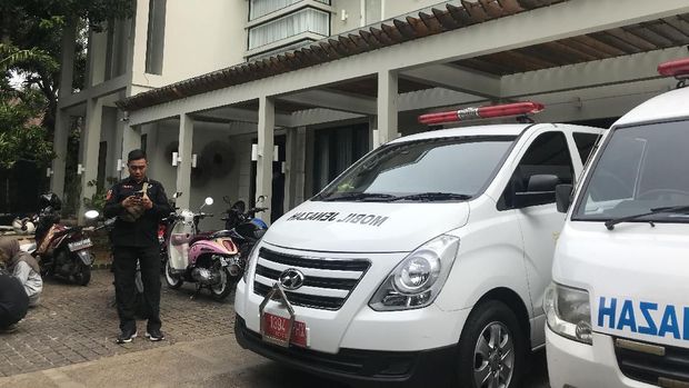 Suasana rumah duka Ashraf Sinclair / 