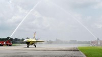 Pesawat tempur yang telah diupgrade TNI AU dan PT Dirgantara Indonesia mendapat water salute atau semprotan air seusai uji terbang di langit Magetan, Jawa Timur.