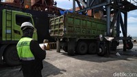Meski begitu, rencana impor gula konsumsi itu mendapat protes dan kritik dari petani. Impor dikhawatirkan dapat membuat Indonesia ketergantungan dengan negara lain.