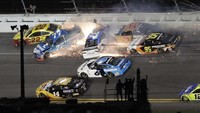 Joey Logano (22), Ross Chastain (77), Ryan Preece (37), Christopher Bell (95) dan Tyler Reddick (8) terlibat tabrakan beruntun. AP Photo/Chris OMeara.