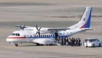 Sebuah pesawat kepresidenan yang akan digunakan untuk mengevakuasi warga Korea Selatan yang berada di kapal pesiar yang tengah dikarantina terkait virus corona telah tiba di Bandara Haneda, Tokyo, Selasa (18/2/2020). Kyodo News via AP.