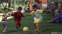 Beberapa dari mereka terlihat memakai jersey sepakbola.