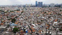 Berdasarkan data Badan Pusat Statistik (BPS) pada 2019, kepadatan penduduk di DKI Jakarta secara umum mencapai 15.938 jiwa perkilometer persegi. 