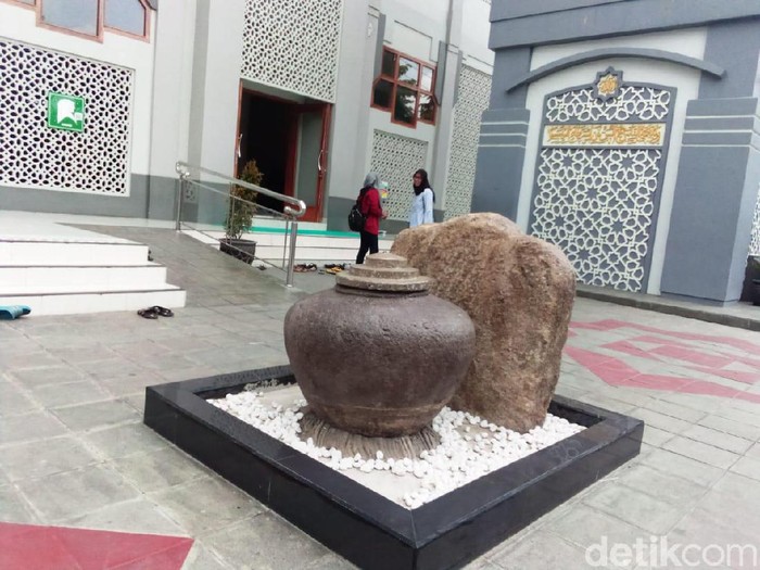 Dalam beberapa hari terakhir, mitos Kediri wingit atau angker bagi presiden ramai diperbincangkan. Ternyata, Kediri juga dianggap angker bagi warga Lamongan yang mempercayainya.