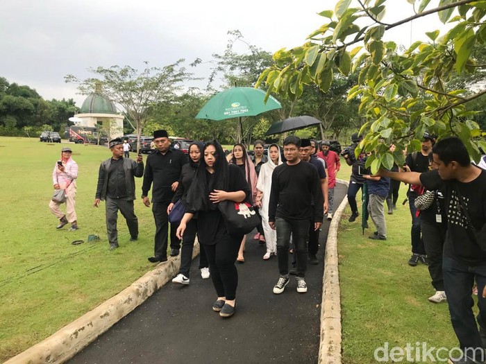 BCL Bunga Citra Lestari dan keluarga Ashraf Sinclair di San Diego Hills.
