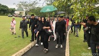 Bunga Citra Lestari bersama Noah Sinclair dan rombongan rekan dan keluarga tiba di San Diego Hills, Karawang, Jawa Barat pada Selasa (18/2).