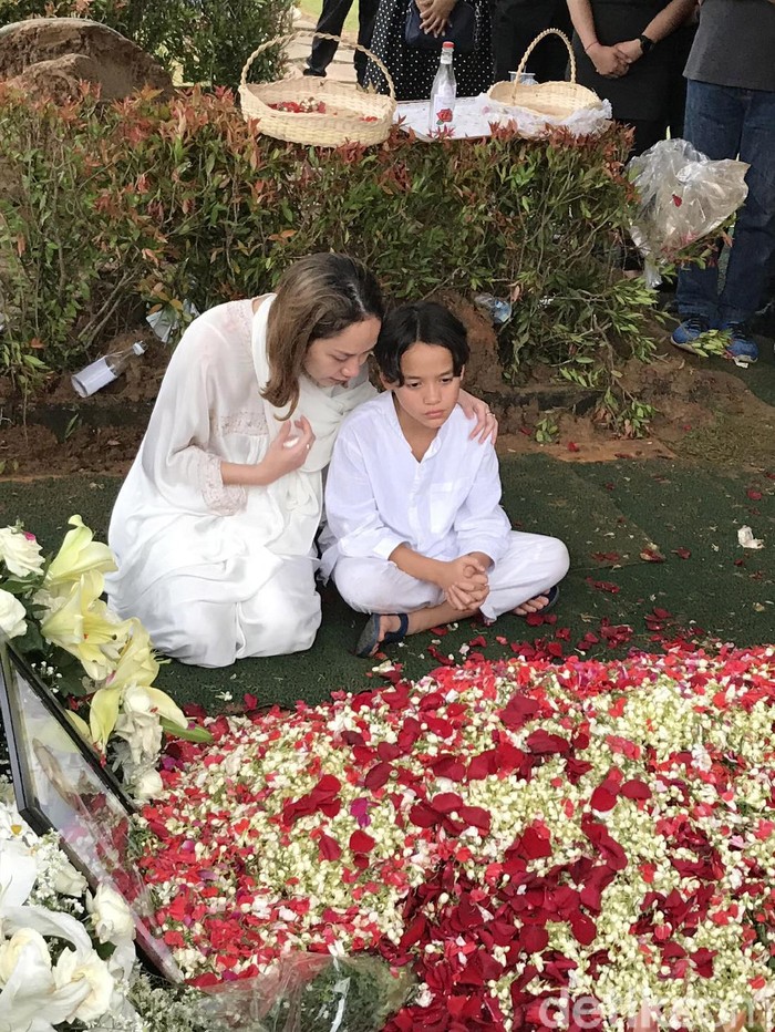 BCL dan Noah Sinclair di makam Ashraf Sinclair.