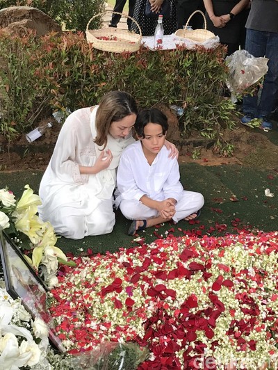 BCL BCL dan Noah Sinclair di makam Ashraf Sinclair.