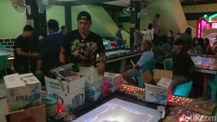 Polisi menggerebek arena game ketangkasan Green Zone yang dijadikan permainan judi di Babel. (Deni Wahyono/detikcom)