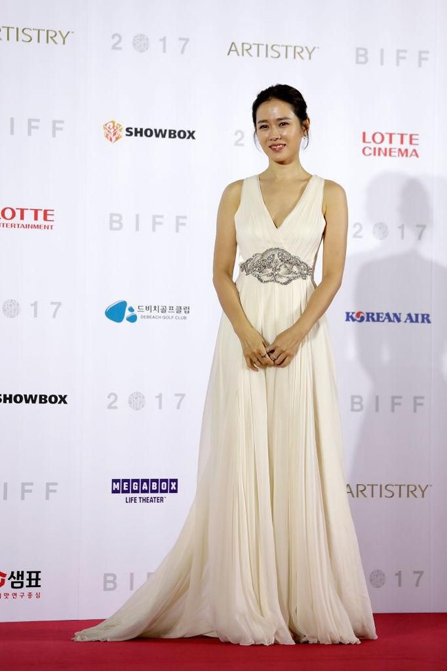 Hadir di Busan International Film Festival, Son Ye Jin cantik berbalut gaun draperi warna champagne. Potongan A-line dengan aksen kristal di pinggang membuatnya terlihat seperti dewi Yunani. Foto: Chung Sung-Jun/Getty Images